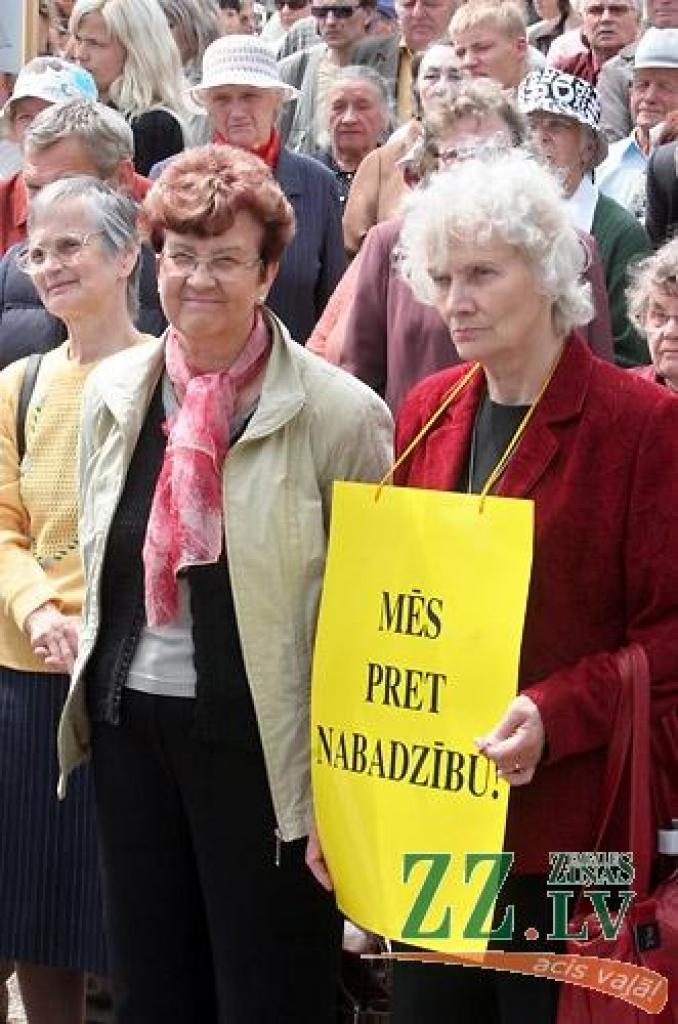 «Pārtraukt genocīdu pret skolotājiem!», «Rokas nost no algām!», «Realitātes šovs - izdzīvo par 128 Ls / mēn.», «Valsts mani apzog» - ar šādiem un līdzīga satura plakātiem ceturtdien pusdienlaikā Hercoga Jēkaba laukumā pulcējās vairāki...