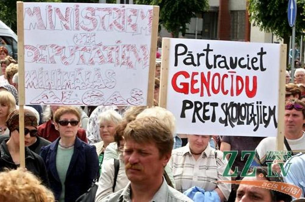 «Pārtraukt genocīdu pret skolotājiem!», «Rokas nost no algām!», «Realitātes šovs - izdzīvo par 128 Ls / mēn.», «Valsts mani apzog» - ar šādiem un līdzīga satura plakātiem ceturtdien pusdienlaikā Hercoga Jēkaba laukumā pulcējās vairāki...