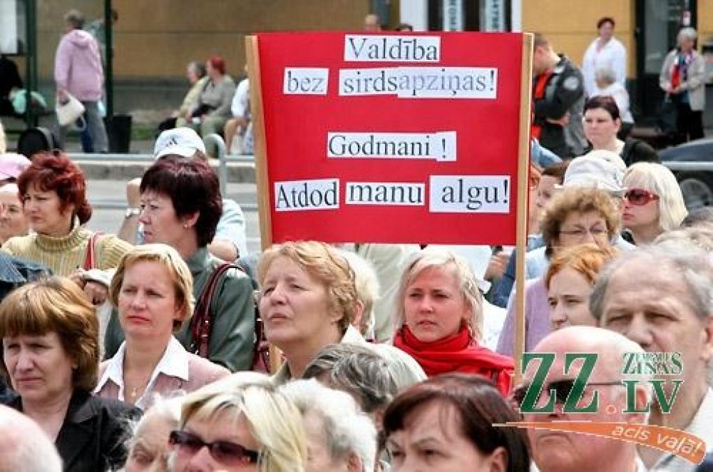 «Pārtraukt genocīdu pret skolotājiem!», «Rokas nost no algām!», «Realitātes šovs - izdzīvo par 128 Ls / mēn.», «Valsts mani apzog» - ar šādiem un līdzīga satura plakātiem ceturtdien pusdienlaikā Hercoga Jēkaba laukumā pulcējās vairāki...
