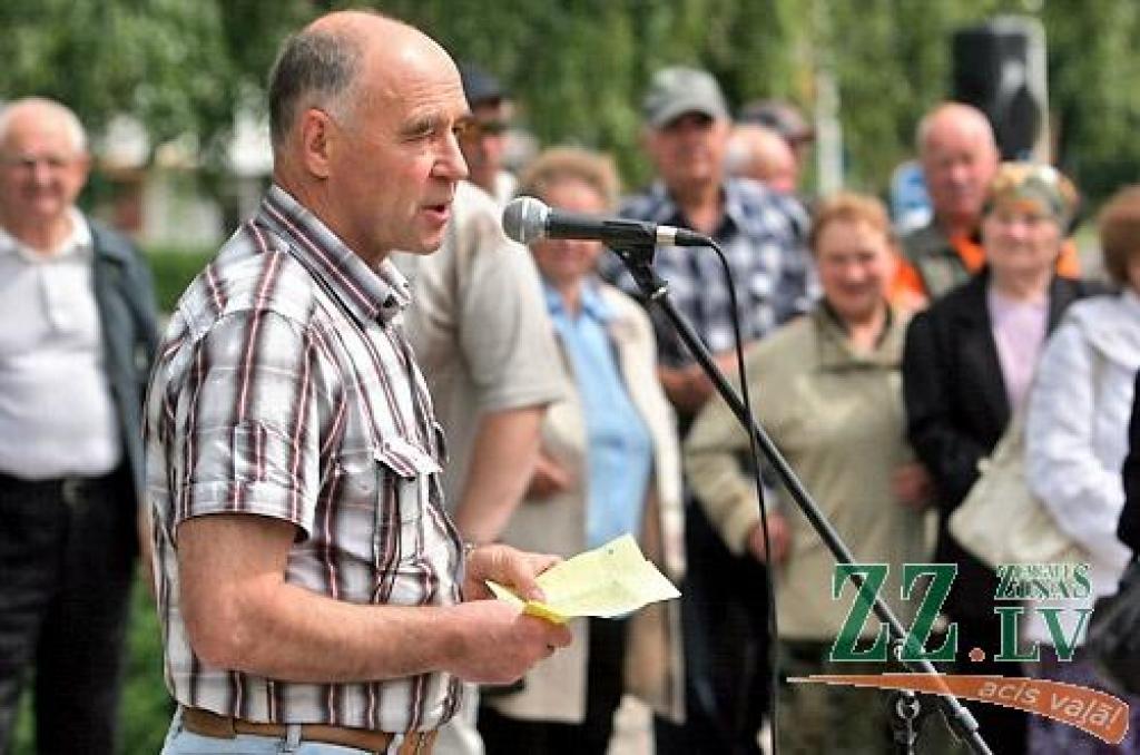 «Pārtraukt genocīdu pret skolotājiem!», «Rokas nost no algām!», «Realitātes šovs - izdzīvo par 128 Ls / mēn.», «Valsts mani apzog» - ar šādiem un līdzīga satura plakātiem ceturtdien pusdienlaikā Hercoga Jēkaba laukumā pulcējās vairāki...