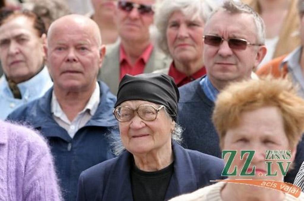 «Pārtraukt genocīdu pret skolotājiem!», «Rokas nost no algām!», «Realitātes šovs - izdzīvo par 128 Ls / mēn.», «Valsts mani apzog» - ar šādiem un līdzīga satura plakātiem ceturtdien pusdienlaikā Hercoga Jēkaba laukumā pulcējās vairāki...