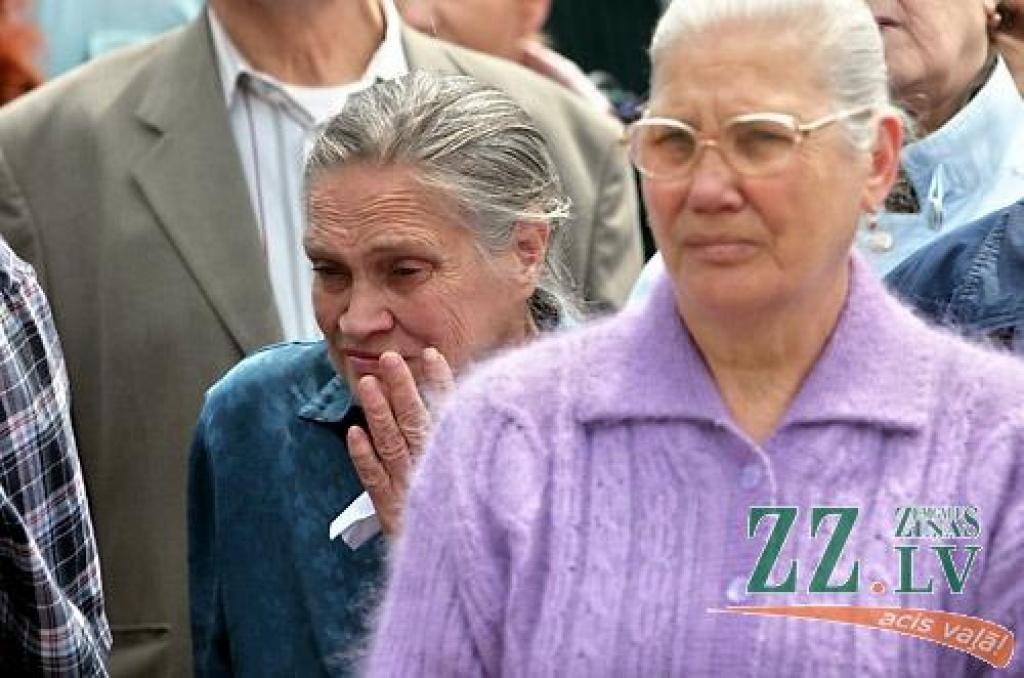 «Pārtraukt genocīdu pret skolotājiem!», «Rokas nost no algām!», «Realitātes šovs - izdzīvo par 128 Ls / mēn.», «Valsts mani apzog» - ar šādiem un līdzīga satura plakātiem ceturtdien pusdienlaikā Hercoga Jēkaba laukumā pulcējās vairāki...