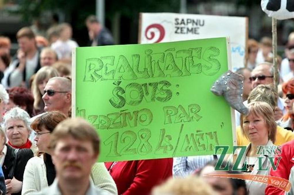 «Pārtraukt genocīdu pret skolotājiem!», «Rokas nost no algām!», «Realitātes šovs - izdzīvo par 128 Ls / mēn.», «Valsts mani apzog» - ar šādiem un līdzīga satura plakātiem ceturtdien pusdienlaikā Hercoga Jēkaba laukumā pulcējās vairāki...