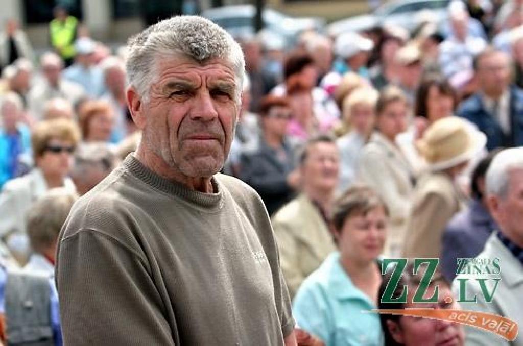 «Pārtraukt genocīdu pret skolotājiem!», «Rokas nost no algām!», «Realitātes šovs - izdzīvo par 128 Ls / mēn.», «Valsts mani apzog» - ar šādiem un līdzīga satura plakātiem ceturtdien pusdienlaikā Hercoga Jēkaba laukumā pulcējās vairāki...