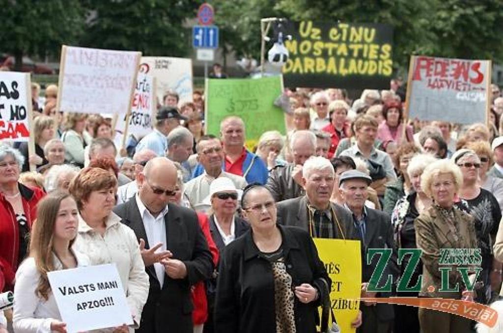 «Pārtraukt genocīdu pret skolotājiem!», «Rokas nost no algām!», «Realitātes šovs - izdzīvo par 128 Ls / mēn.», «Valsts mani apzog» - ar šādiem un līdzīga satura plakātiem ceturtdien pusdienlaikā Hercoga Jēkaba laukumā pulcējās vairāki...