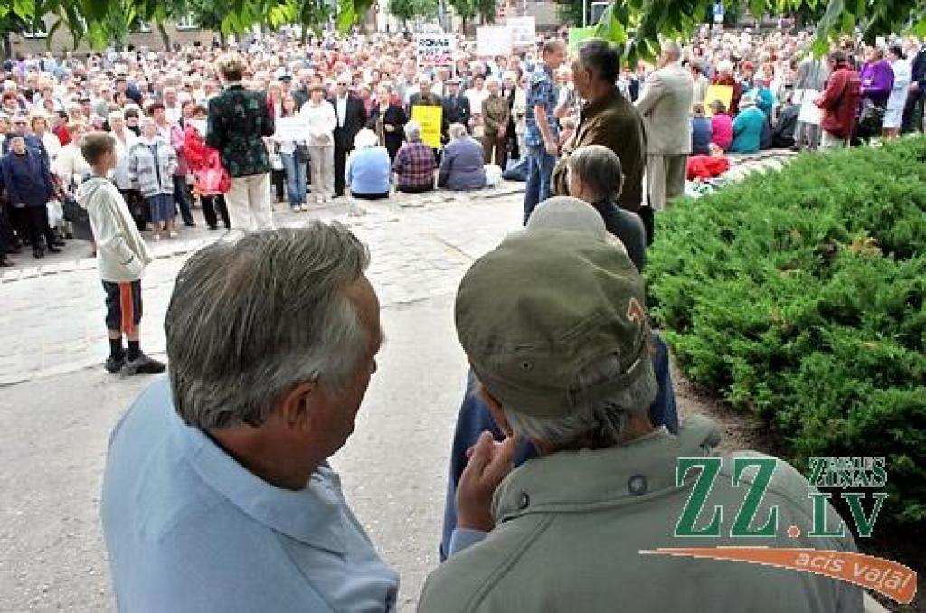 «Pārtraukt genocīdu pret skolotājiem!», «Rokas nost no algām!», «Realitātes šovs - izdzīvo par 128 Ls / mēn.», «Valsts mani apzog» - ar šādiem un līdzīga satura plakātiem ceturtdien pusdienlaikā Hercoga Jēkaba laukumā pulcējās vairāki...
