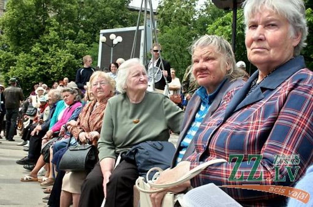 «Pārtraukt genocīdu pret skolotājiem!», «Rokas nost no algām!», «Realitātes šovs - izdzīvo par 128 Ls / mēn.», «Valsts mani apzog» - ar šādiem un līdzīga satura plakātiem ceturtdien pusdienlaikā Hercoga Jēkaba laukumā pulcējās vairāki...