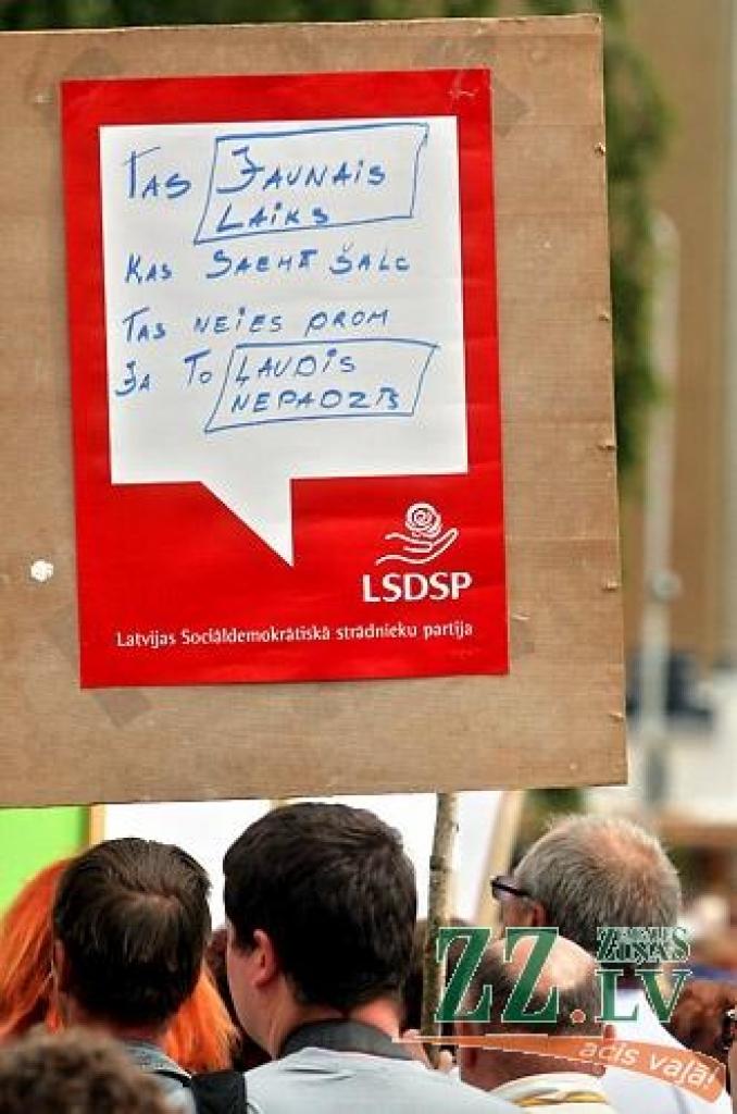 «Pārtraukt genocīdu pret skolotājiem!», «Rokas nost no algām!», «Realitātes šovs - izdzīvo par 128 Ls / mēn.», «Valsts mani apzog» - ar šādiem un līdzīga satura plakātiem ceturtdien pusdienlaikā Hercoga Jēkaba laukumā pulcējās vairāki...