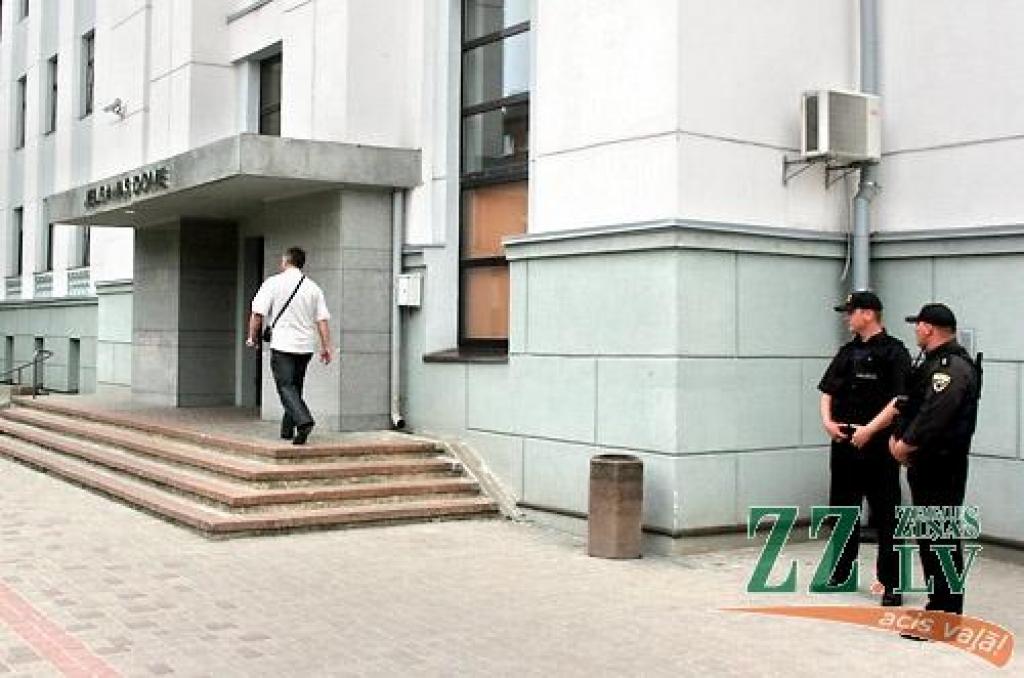 «Pārtraukt genocīdu pret skolotājiem!», «Rokas nost no algām!», «Realitātes šovs - izdzīvo par 128 Ls / mēn.», «Valsts mani apzog» - ar šādiem un līdzīga satura plakātiem ceturtdien pusdienlaikā Hercoga Jēkaba laukumā pulcējās vairāki...