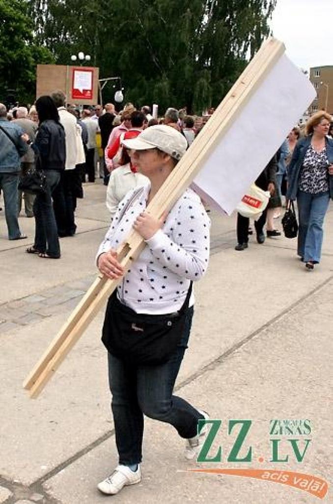 «Pārtraukt genocīdu pret skolotājiem!», «Rokas nost no algām!», «Realitātes šovs - izdzīvo par 128 Ls / mēn.», «Valsts mani apzog» - ar šādiem un līdzīga satura plakātiem ceturtdien pusdienlaikā Hercoga Jēkaba laukumā pulcējās vairāki...