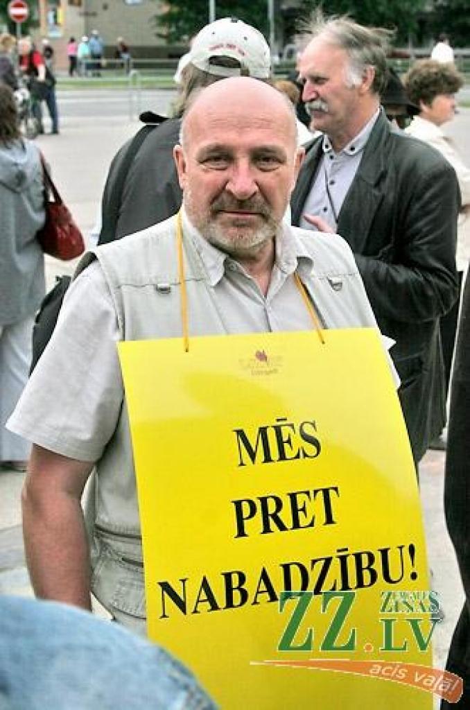 «Pārtraukt genocīdu pret skolotājiem!», «Rokas nost no algām!», «Realitātes šovs - izdzīvo par 128 Ls / mēn.», «Valsts mani apzog» - ar šādiem un līdzīga satura plakātiem ceturtdien pusdienlaikā Hercoga Jēkaba laukumā pulcējās vairāki...