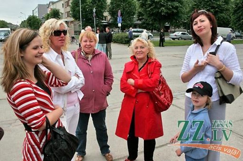 «Pārtraukt genocīdu pret skolotājiem!», «Rokas nost no algām!», «Realitātes šovs - izdzīvo par 128 Ls / mēn.», «Valsts mani apzog» - ar šādiem un līdzīga satura plakātiem ceturtdien pusdienlaikā Hercoga Jēkaba laukumā pulcējās vairāki...