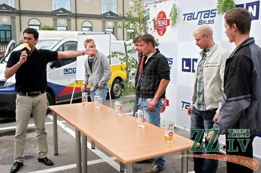 Jelgavā notikušajās telekompānijas LNT raidījuma «Tautas balss» rīkotajās alus ātrdzeršanas sacensībās uzvarēja speciāli no Bauskas atbraukušais Arnis Paškevičs, kurš pintes kausu alus iztukšoja 6,4 sekundēs.