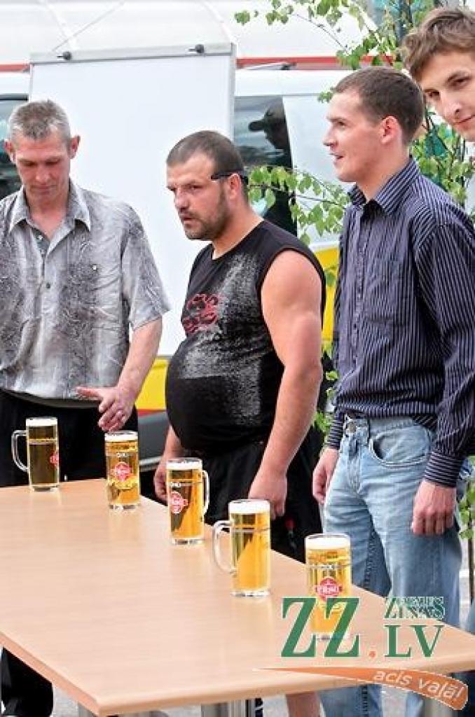 Jelgavā notikušajās telekompānijas LNT raidījuma «Tautas balss» rīkotajās alus ātrdzeršanas sacensībās uzvarēja speciāli no Bauskas atbraukušais Arnis Paškevičs, kurš pintes kausu alus iztukšoja 6,4 sekundēs.