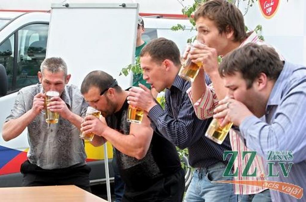 Jelgavā notikušajās telekompānijas LNT raidījuma «Tautas balss» rīkotajās alus ātrdzeršanas sacensībās uzvarēja speciāli no Bauskas atbraukušais Arnis Paškevičs, kurš pintes kausu alus iztukšoja 6,4 sekundēs.