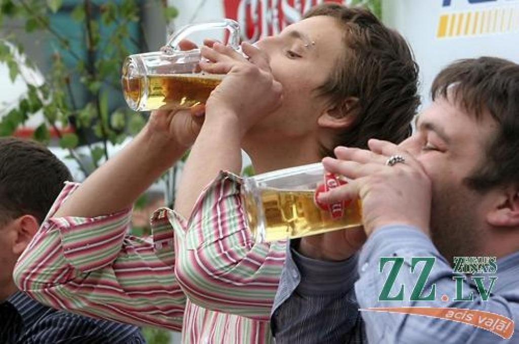 Jelgavā notikušajās telekompānijas LNT raidījuma «Tautas balss» rīkotajās alus ātrdzeršanas sacensībās uzvarēja speciāli no Bauskas atbraukušais Arnis Paškevičs, kurš pintes kausu alus iztukšoja 6,4 sekundēs.