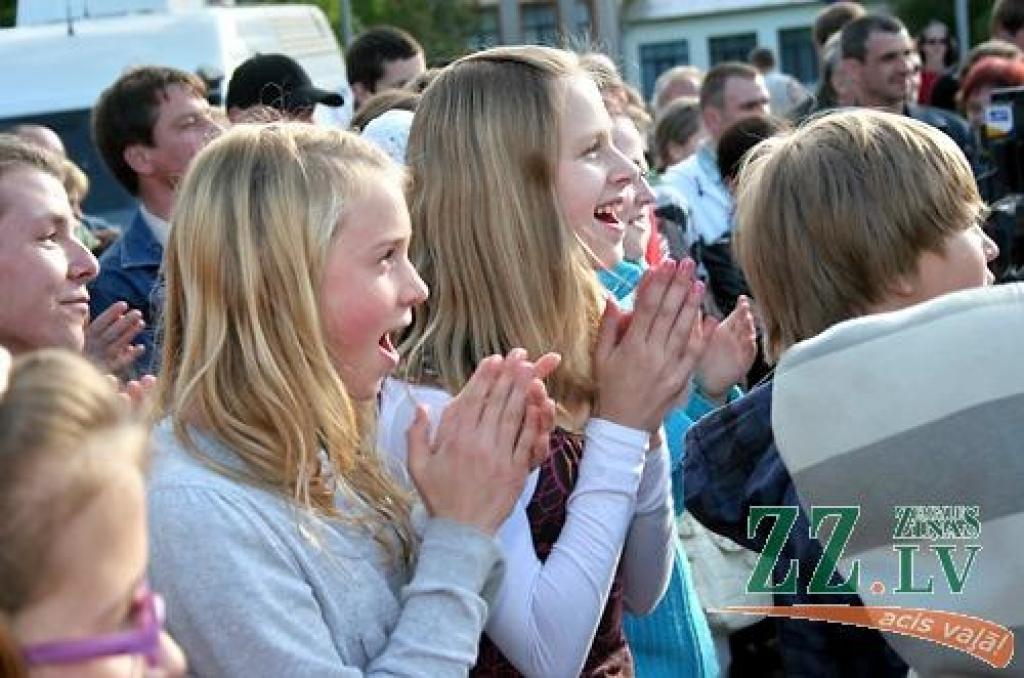 Jelgavā notikušajās telekompānijas LNT raidījuma «Tautas balss» rīkotajās alus ātrdzeršanas sacensībās uzvarēja speciāli no Bauskas atbraukušais Arnis Paškevičs, kurš pintes kausu alus iztukšoja 6,4 sekundēs.