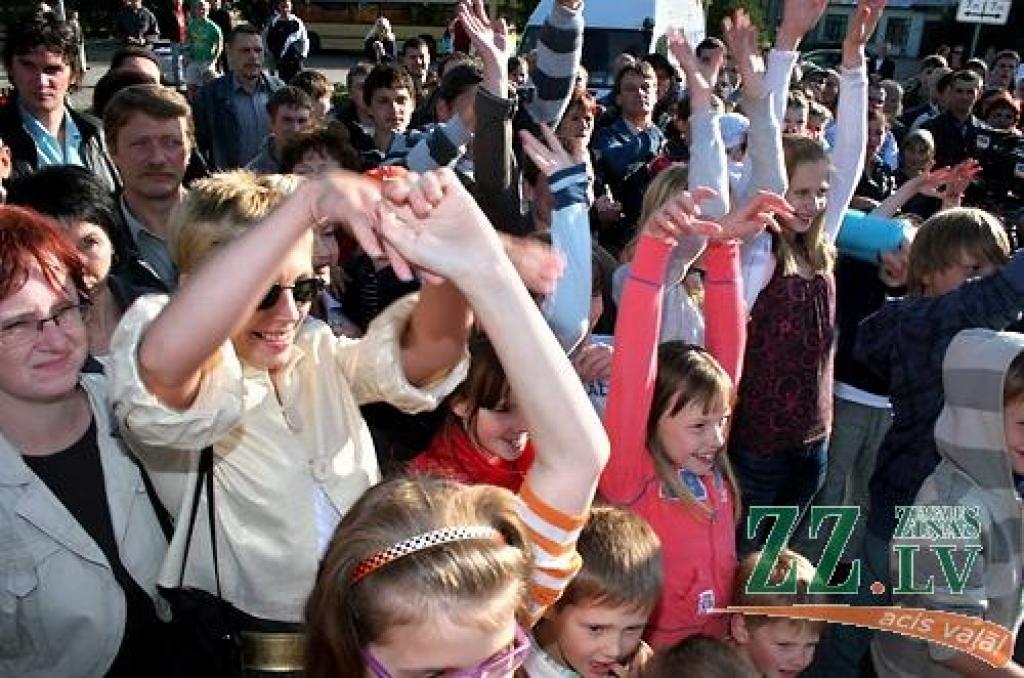 Jelgavā notikušajās telekompānijas LNT raidījuma «Tautas balss» rīkotajās alus ātrdzeršanas sacensībās uzvarēja speciāli no Bauskas atbraukušais Arnis Paškevičs, kurš pintes kausu alus iztukšoja 6,4 sekundēs.
