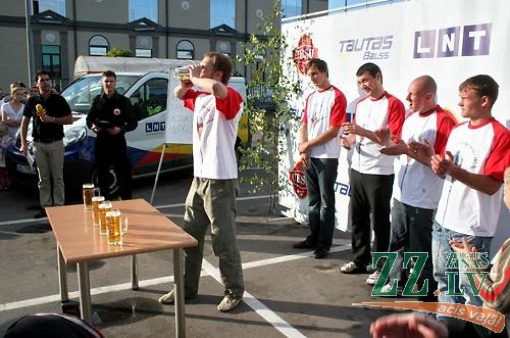 Jelgavā notikušajās telekompānijas LNT raidījuma «Tautas balss» rīkotajās alus ātrdzeršanas sacensībās uzvarēja speciāli no Bauskas atbraukušais Arnis Paškevičs, kurš pintes kausu alus iztukšoja 6,4 sekundēs.