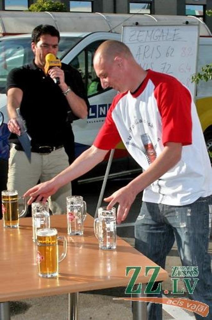 Jelgavā notikušajās telekompānijas LNT raidījuma «Tautas balss» rīkotajās alus ātrdzeršanas sacensībās uzvarēja speciāli no Bauskas atbraukušais Arnis Paškevičs, kurš pintes kausu alus iztukšoja 6,4 sekundēs.