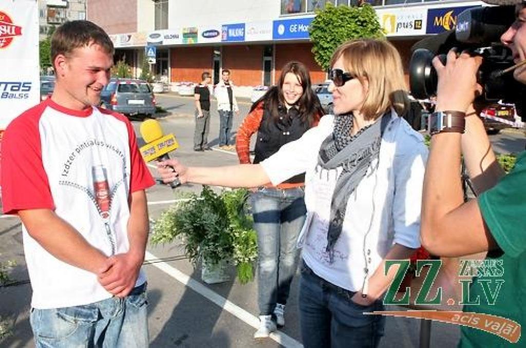 Jelgavā notikušajās telekompānijas LNT raidījuma «Tautas balss» rīkotajās alus ātrdzeršanas sacensībās uzvarēja speciāli no Bauskas atbraukušais Arnis Paškevičs, kurš pintes kausu alus iztukšoja 6,4 sekundēs.