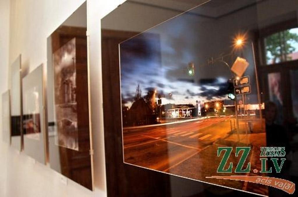 Interesentus joprojām aicina galerijā «Suņa taka» atvērtā izstāde «Skaties Jelgavu!», kurā aplūkojamas sešu autoru - Gunta Šdvītiņa, Harija Liepiņa, Ilmāra Drīliņa, Billija Loca, Jurģa Narvila un Kristapa Herca – fotogrāfijas. Izstāde būs...