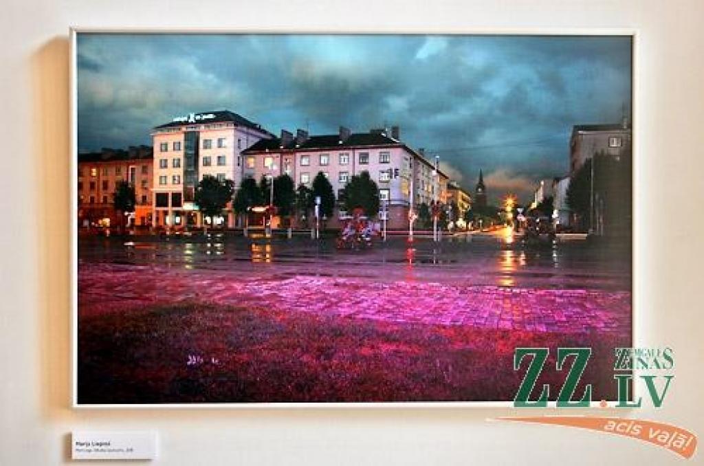 Interesentus joprojām aicina galerijā «Suņa taka» atvērtā izstāde «Skaties Jelgavu!», kurā aplūkojamas sešu autoru - Gunta Šdvītiņa, Harija Liepiņa, Ilmāra Drīliņa, Billija Loca, Jurģa Narvila un Kristapa Herca – fotogrāfijas. Izstāde būs...