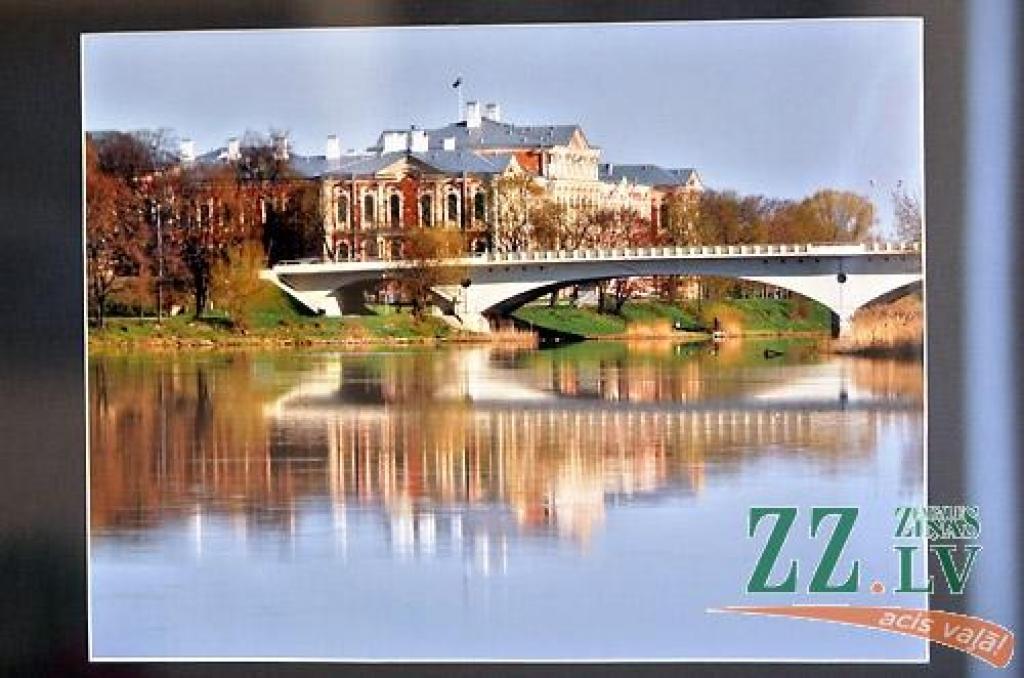 Interesentus joprojām aicina galerijā «Suņa taka» atvērtā izstāde «Skaties Jelgavu!», kurā aplūkojamas sešu autoru - Gunta Šdvītiņa, Harija Liepiņa, Ilmāra Drīliņa, Billija Loca, Jurģa Narvila un Kristapa Herca – fotogrāfijas. Izstāde būs...