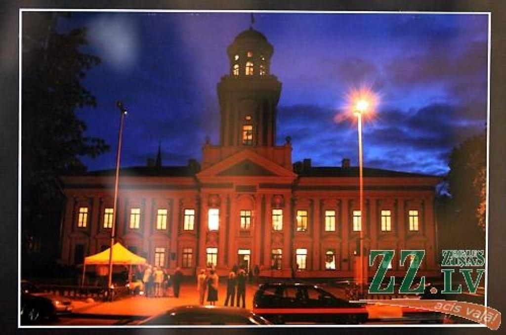 Interesentus joprojām aicina galerijā «Suņa taka» atvērtā izstāde «Skaties Jelgavu!», kurā aplūkojamas sešu autoru - Gunta Šdvītiņa, Harija Liepiņa, Ilmāra Drīliņa, Billija Loca, Jurģa Narvila un Kristapa Herca – fotogrāfijas. Izstāde būs...