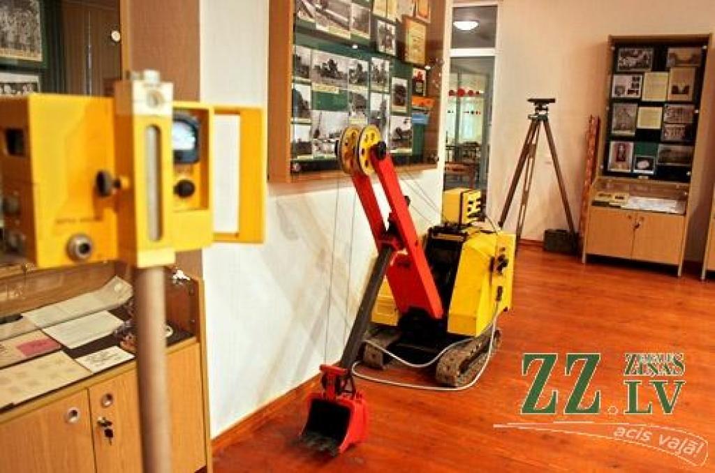 Ozolnieku novada muzejā joprojām skatāma pastāvīgā izstāde «Ozolnieku cilvēki pirms 90, 80, 70, 60… gadiem», kas tika atklāta maija beigās. Materiālu klāsts ir izvietots stendos, kuros stāstīts par senākajiem vēsturiskajiem objektiem, kuri...