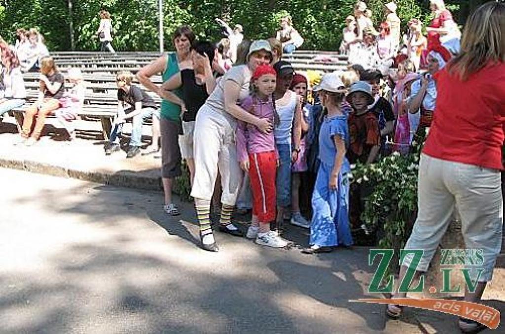 Izdziedot un izdejojot daļu nākamgad paredzēto dziesmu un deju svētku repertuāra, Elejā aizvadīti tradicionālie Bērnu svētki. Šogad pasākumu apmeklēja arī komponists Raimonds Pauls, kurš ir vairāku programmā iekļauto dziesmu un arī vienas...