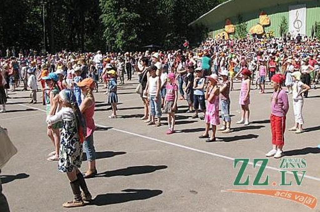 Izdziedot un izdejojot daļu nākamgad paredzēto dziesmu un deju svētku repertuāra, Elejā aizvadīti tradicionālie Bērnu svētki. Šogad pasākumu apmeklēja arī komponists Raimonds Pauls, kurš ir vairāku programmā iekļauto dziesmu un arī vienas...