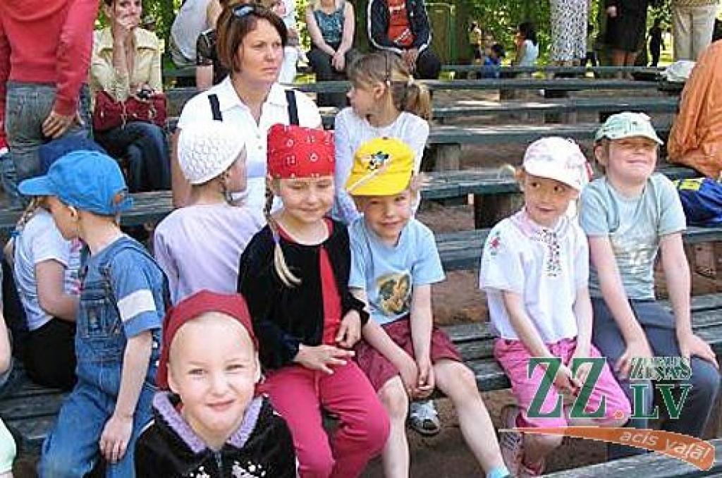 Izdziedot un izdejojot daļu nākamgad paredzēto dziesmu un deju svētku repertuāra, Elejā aizvadīti tradicionālie Bērnu svētki. Šogad pasākumu apmeklēja arī komponists Raimonds Pauls, kurš ir vairāku programmā iekļauto dziesmu un arī vienas...