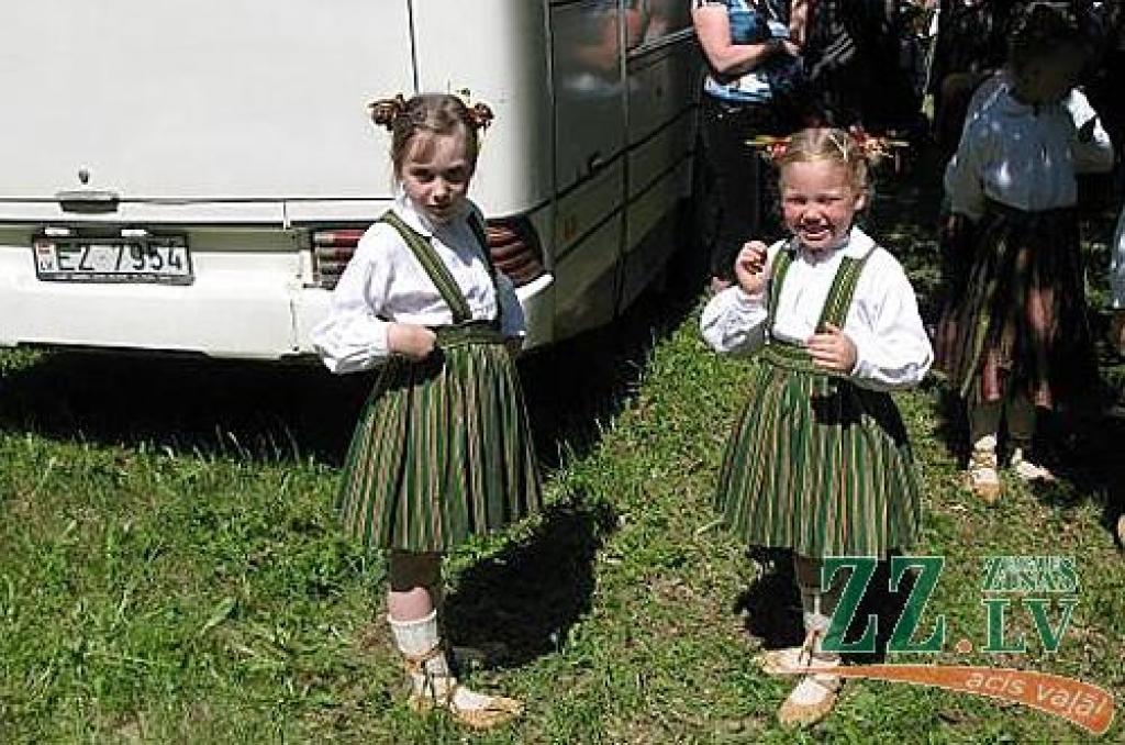 Izdziedot un izdejojot daļu nākamgad paredzēto dziesmu un deju svētku repertuāra, Elejā aizvadīti tradicionālie Bērnu svētki. Šogad pasākumu apmeklēja arī komponists Raimonds Pauls, kurš ir vairāku programmā iekļauto dziesmu un arī vienas...
