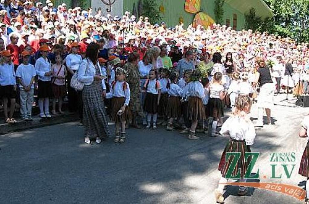 Izdziedot un izdejojot daļu nākamgad paredzēto dziesmu un deju svētku repertuāra, Elejā aizvadīti tradicionālie Bērnu svētki. Šogad pasākumu apmeklēja arī komponists Raimonds Pauls, kurš ir vairāku programmā iekļauto dziesmu un arī vienas...