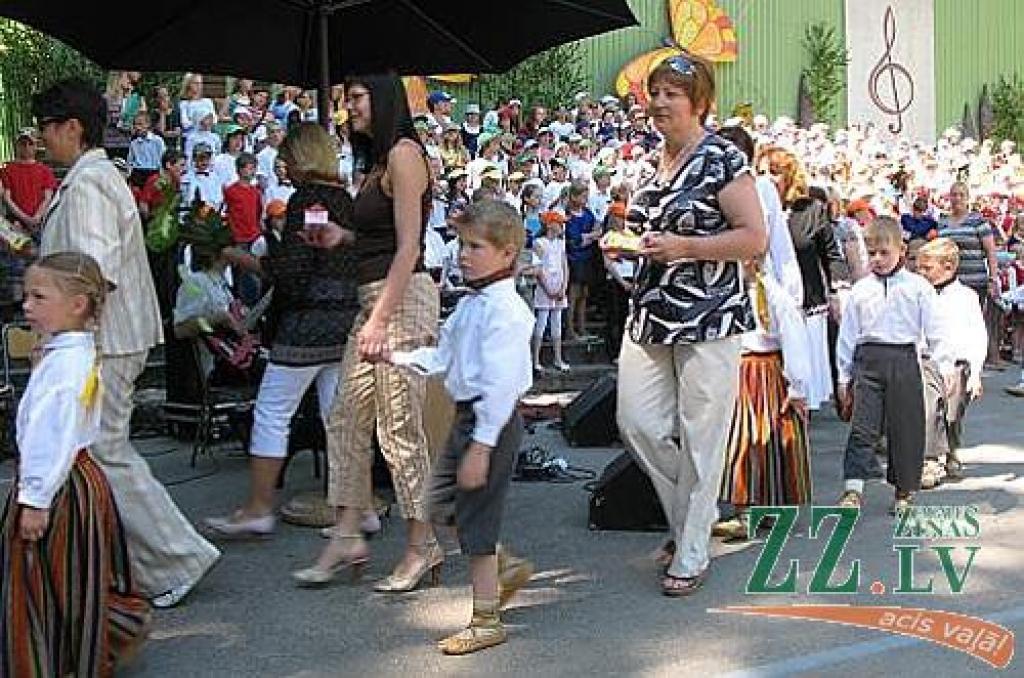 Izdziedot un izdejojot daļu nākamgad paredzēto dziesmu un deju svētku repertuāra, Elejā aizvadīti tradicionālie Bērnu svētki. Šogad pasākumu apmeklēja arī komponists Raimonds Pauls, kurš ir vairāku programmā iekļauto dziesmu un arī vienas...