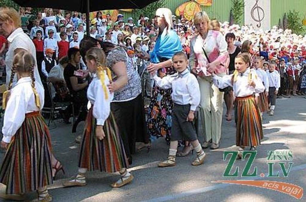 Izdziedot un izdejojot daļu nākamgad paredzēto dziesmu un deju svētku repertuāra, Elejā aizvadīti tradicionālie Bērnu svētki. Šogad pasākumu apmeklēja arī komponists Raimonds Pauls, kurš ir vairāku programmā iekļauto dziesmu un arī vienas...