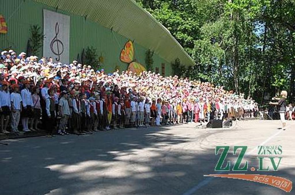 Izdziedot un izdejojot daļu nākamgad paredzēto dziesmu un deju svētku repertuāra, Elejā aizvadīti tradicionālie Bērnu svētki. Šogad pasākumu apmeklēja arī komponists Raimonds Pauls, kurš ir vairāku programmā iekļauto dziesmu un arī vienas...