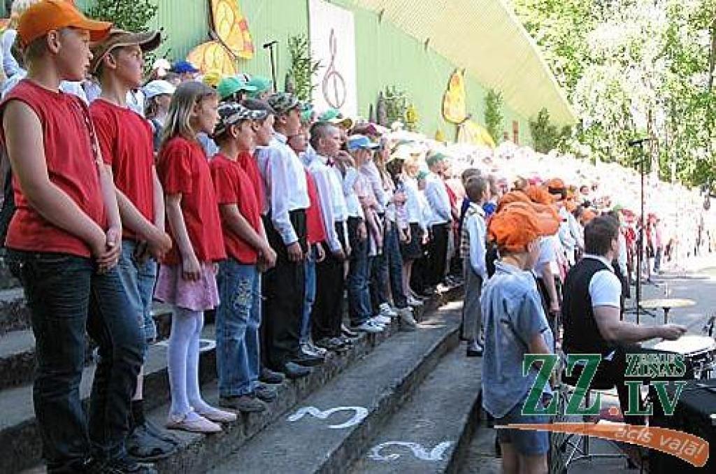 Izdziedot un izdejojot daļu nākamgad paredzēto dziesmu un deju svētku repertuāra, Elejā aizvadīti tradicionālie Bērnu svētki. Šogad pasākumu apmeklēja arī komponists Raimonds Pauls, kurš ir vairāku programmā iekļauto dziesmu un arī vienas...
