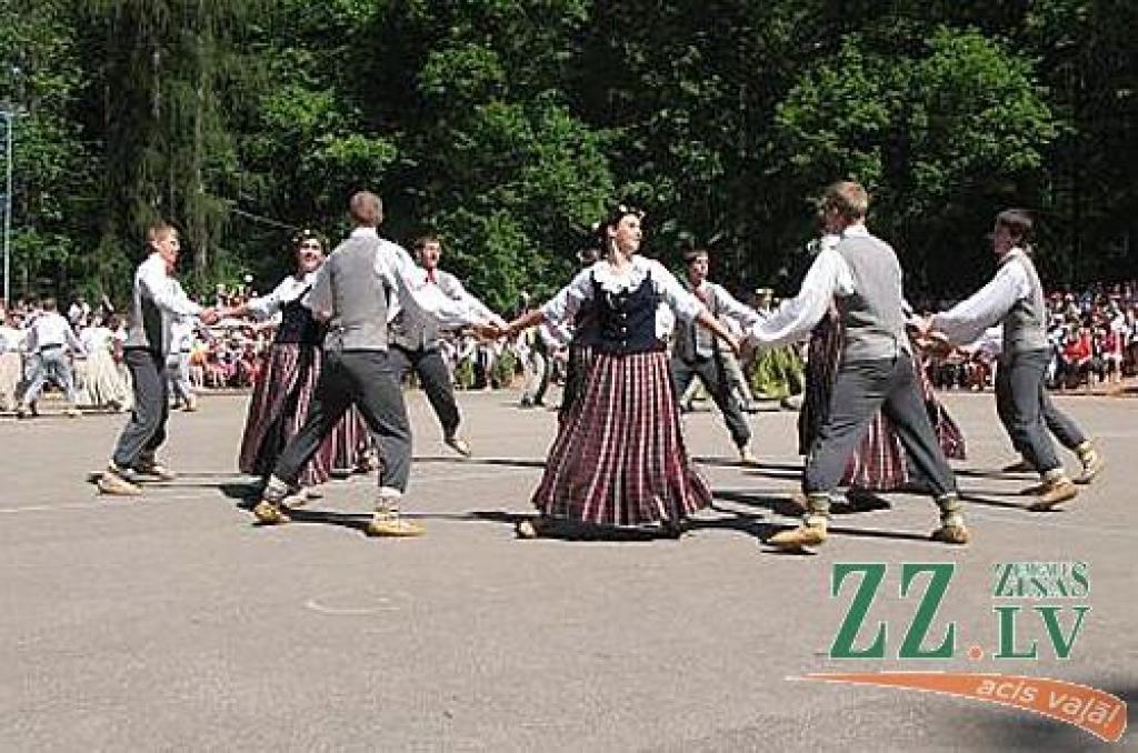 Izdziedot un izdejojot daļu nākamgad paredzēto dziesmu un deju svētku repertuāra, Elejā aizvadīti tradicionālie Bērnu svētki. Šogad pasākumu apmeklēja arī komponists Raimonds Pauls, kurš ir vairāku programmā iekļauto dziesmu un arī vienas...