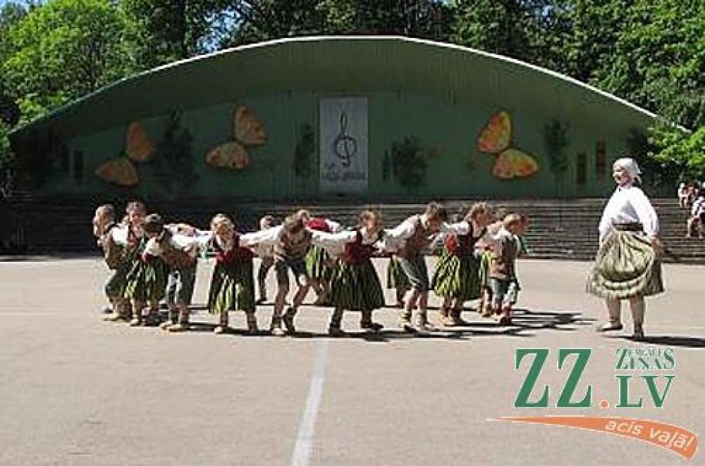 Izdziedot un izdejojot daļu nākamgad paredzēto dziesmu un deju svētku repertuāra, Elejā aizvadīti tradicionālie Bērnu svētki. Šogad pasākumu apmeklēja arī komponists Raimonds Pauls, kurš ir vairāku programmā iekļauto dziesmu un arī vienas...