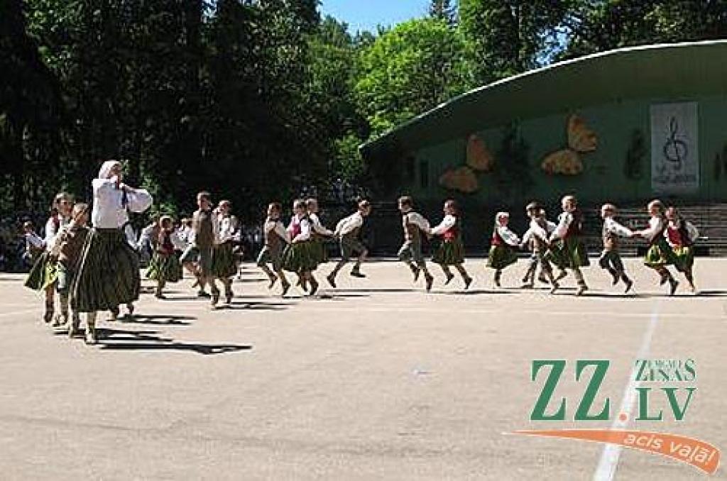 Izdziedot un izdejojot daļu nākamgad paredzēto dziesmu un deju svētku repertuāra, Elejā aizvadīti tradicionālie Bērnu svētki. Šogad pasākumu apmeklēja arī komponists Raimonds Pauls, kurš ir vairāku programmā iekļauto dziesmu un arī vienas...