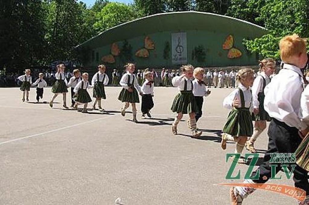 Izdziedot un izdejojot daļu nākamgad paredzēto dziesmu un deju svētku repertuāra, Elejā aizvadīti tradicionālie Bērnu svētki. Šogad pasākumu apmeklēja arī komponists Raimonds Pauls, kurš ir vairāku programmā iekļauto dziesmu un arī vienas...