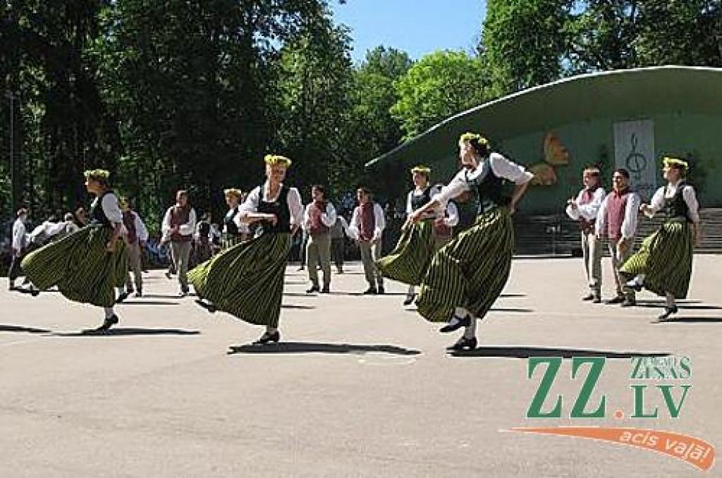 Izdziedot un izdejojot daļu nākamgad paredzēto dziesmu un deju svētku repertuāra, Elejā aizvadīti tradicionālie Bērnu svētki. Šogad pasākumu apmeklēja arī komponists Raimonds Pauls, kurš ir vairāku programmā iekļauto dziesmu un arī vienas...