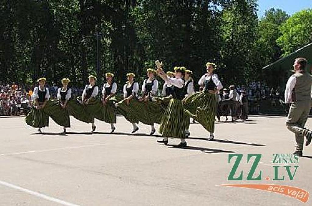 Izdziedot un izdejojot daļu nākamgad paredzēto dziesmu un deju svētku repertuāra, Elejā aizvadīti tradicionālie Bērnu svētki. Šogad pasākumu apmeklēja arī komponists Raimonds Pauls, kurš ir vairāku programmā iekļauto dziesmu un arī vienas...