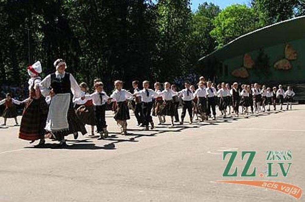 Izdziedot un izdejojot daļu nākamgad paredzēto dziesmu un deju svētku repertuāra, Elejā aizvadīti tradicionālie Bērnu svētki. Šogad pasākumu apmeklēja arī komponists Raimonds Pauls, kurš ir vairāku programmā iekļauto dziesmu un arī vienas...