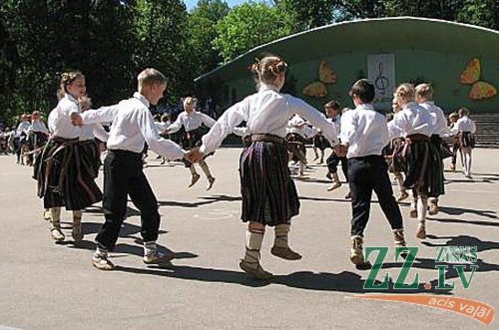 Izdziedot un izdejojot daļu nākamgad paredzēto dziesmu un deju svētku repertuāra, Elejā aizvadīti tradicionālie Bērnu svētki. Šogad pasākumu apmeklēja arī komponists Raimonds Pauls, kurš ir vairāku programmā iekļauto dziesmu un arī vienas...