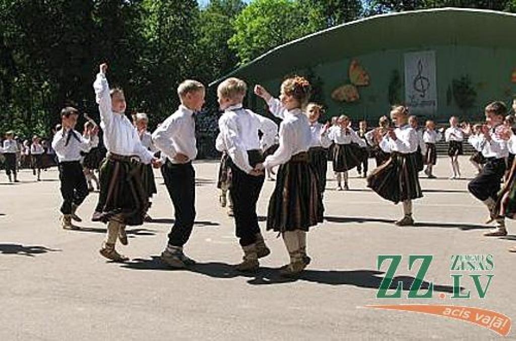 Izdziedot un izdejojot daļu nākamgad paredzēto dziesmu un deju svētku repertuāra, Elejā aizvadīti tradicionālie Bērnu svētki. Šogad pasākumu apmeklēja arī komponists Raimonds Pauls, kurš ir vairāku programmā iekļauto dziesmu un arī vienas...