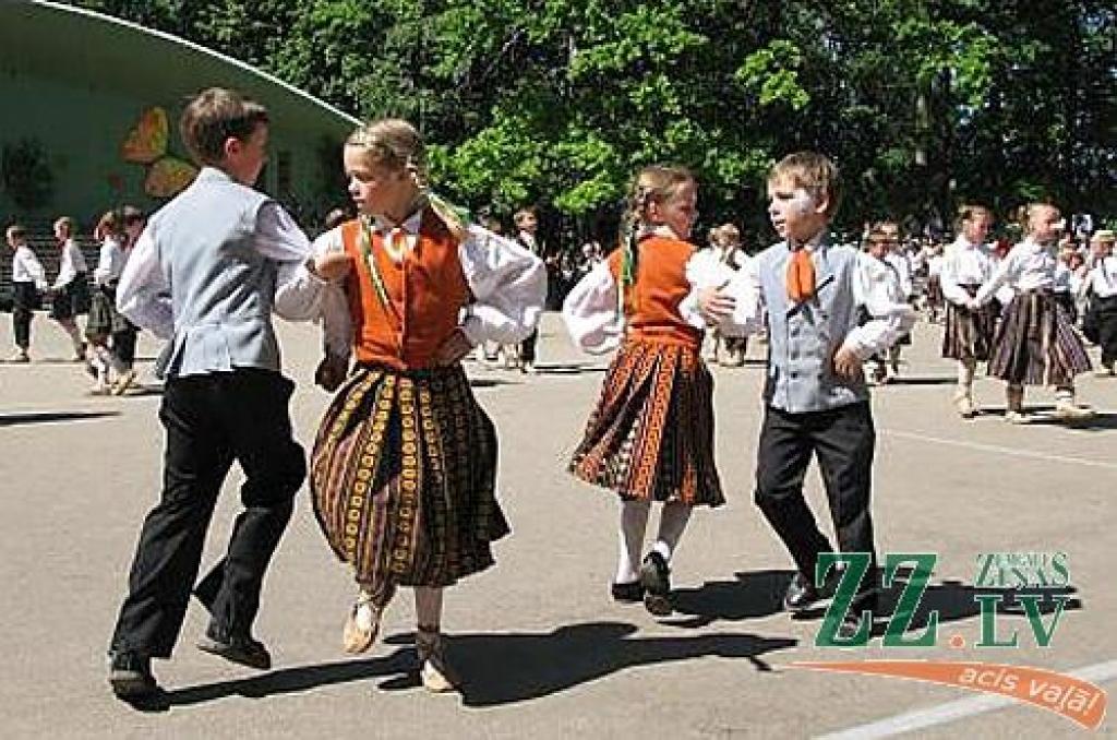Izdziedot un izdejojot daļu nākamgad paredzēto dziesmu un deju svētku repertuāra, Elejā aizvadīti tradicionālie Bērnu svētki. Šogad pasākumu apmeklēja arī komponists Raimonds Pauls, kurš ir vairāku programmā iekļauto dziesmu un arī vienas...