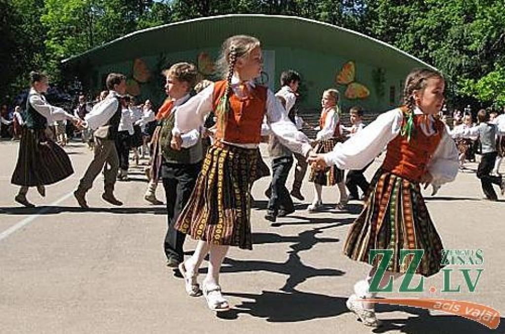 Izdziedot un izdejojot daļu nākamgad paredzēto dziesmu un deju svētku repertuāra, Elejā aizvadīti tradicionālie Bērnu svētki. Šogad pasākumu apmeklēja arī komponists Raimonds Pauls, kurš ir vairāku programmā iekļauto dziesmu un arī vienas...